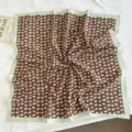 Retro polkadots vierkante sjaal detail, stijlvol vintage haar- en nekaccessoire. - 63x63cm / Koffie Polka Dot