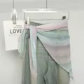 Sciarpa in seta a righe pastello da donna legata in vita con jeans per un look alla moda. - Viola rosato