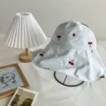 Chapeau bob vichy bleu avec broderie de cerises rouges, parfait pour le soleil et le style. - Taille unique / Bleu