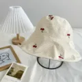 Chapeau bob beige à carreaux avec broderie de cerises rouges, chapeau de soleil élégant. - Taille unique / Marron