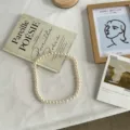 Gros plan de detail du collier de perles rondes elegantes sur fond de tissu blanc, style epure. - 17#-Collier Perles Épaisses / Taille unique