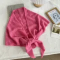 Gros plan sur un foulard triangulaire en tricot rose douillet, texture douce et nouage à l'avant. - 200*55cm / Rose Bonbon