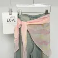 Sciarpa in chiffon floreale con jeans vita accessorio dettaglio vista primo piano. - Rosa