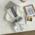 Detailaufnahme des retro gestreiften rhombus Schals mit feinem Stoff und blauen Streifen. - Blau-weiß gestreift / 120*34cm