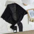 Zwarte ajour gebreide driehoekige sjaal en omslagdoek, ideaal voor lente- en zomeraccessoires. - Verlengde Versie / Zwart