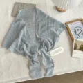 Lyocell linnen gebreide driehoekige sjaal detail met fijn ajourpatroon en handige strikbandjes. - Verlengde Versie / Blauw