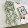 Bufanda larga de seda verde con estampado de cachemira en detalle con accesorios estéticos. - Verde