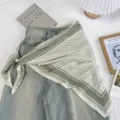 Foulard triangulaire à motif géométrique vintage stylé sur jean, accessoire esthétique. - 02#-Vert