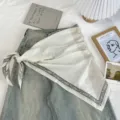 Koreaanse retro kleurenblok zijden driehoekige sjaal, stijlvolle decoratieve sjaal. - Melkthee Kleur
