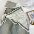 Gedetailleerde close-up van een elegante retro colorblock driehoekige sjaal op de denim. - Grijs