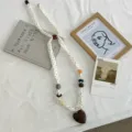 Vintage stippen stof halsketting met kleurrijke kralen en houten hart hanger voor vrouwen. - Witte achtergrond met stippen / 46*2cm