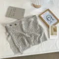 Witte opengewerkte gebreide rok in Koreaanse stijl detail met delicate textuur en knopen. - Bottoms / Grijs