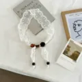 Elegante collana foulard in pizzo bianco con perline colorate, accessorio chic per primavera - Stile Fiore Simmetrico