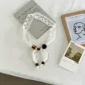 Dettaglio collana con nastro in pizzo bianco con perline vintage e finiture floreali. - Stile Bordo Floreale