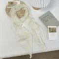 Detalle cercano de una bufanda ligera a cuadros amarillos sobre una superficie limpia y estética. - 200*19.5 / Amarillo (06#)
