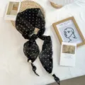 Detail van zwarte lange sjaal met polka dots, lichtgewicht doorschijnende stof met kralenversiering. - 140*12.5cm / Zwarte Stippen