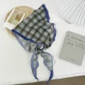 Foulard triangulaire à carreaux avec bord volanté bleu, tissu léger et respirant. - Extra Long / Carreaux Bleu Marron