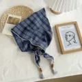 Detailansicht des blauen karierten Dreiecktuchs mit Holzperlen und Quasten, eleganter Stil im Sommer. - 90 x 28 cm / Blau