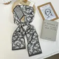 Gedetailleerd uitzicht van een grijze paisley zijden sjaal met fijne print en nette rand. - 04#-Grijs Paisley / 144*12cm
