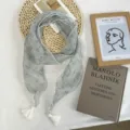 Écharpe étroite à fleurs vert clair pour femme, avec de délicats pompons blancs élégants. - 140*12cm / Vert Gris
