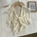 Petit châle d'été en tricot de soie de glace, élégant bolero blanc ajouré pour femmes. - Hauts / Taille unique / Blanc