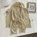 Zomer opengewerkte gebreide sjaal detail, elegante beige cape, lichtgewicht schouderbeschermer. - Tops / Eén maat / Koffie met Melk