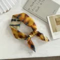 Vista di dettaglio del foulard quadrato in cotone tie-dye, perfetto bandana o sciarpa. - 55x55cm / Multicolore Completo