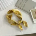 Foulard quadrato in cotone tie-dye giallo da donna, foulard da collo e fascia trendy. - 55x55cm / Oro