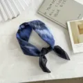 Vista dettagliata dell'elegante foulard quadrato tie-dye blu, tessuto morbido. - 55x55cm / Blu Notte