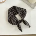 Primo piano dettagliato di una fascia per capelli in cotone a quadri neri e marroni. - 96x10.5cm / Nero a Quadri