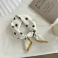 Gros plan détail du foulard carré à pois vintage, élégant tour de cou accessoire mode. - 55*55CM / Blanc