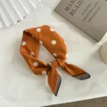 Détail de petit foulard carré à pois orange, tissu doux, accessoire de cou chic et élégant. - 55*55CM / Orange