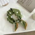 Gros plan détaillé d'un foulard carré à pois vert vintage, style écharpe élégant. - 55*55CM / Vert olive