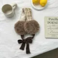 Gemütliche Winter Plüsch Ohrenschützer mit Schleife, weiche warme Ohrenwärmer für Damen. - Einheitsgröße / Graukaffee