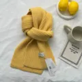 Detail d'echarpe en tricot jaune montrant texture de laine douce et design d'hiver. - 160x20cm / Jaune