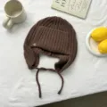Cómodo gorro trapper marrón de punto con orejeras y lazos ideal para el otoño y el invierno. - Talla única / Café