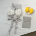 Detailansicht des Herbst Winter Strickschals mit Plüsch Ohrenschützern, warmes Accessoire. - Einheitsgröße / Off-White