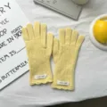 Guantes de punto amarillo con dedos separados, puños ondulados y etiqueta para invierno. - 25x9cm / Amarillo