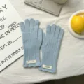 Guantes de punto azul claro de invierno cálidos de cinco dedos con elegantes puños ondulados - 25x9cm / Azul