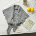Détail écharpe triangulaire en tricot gris, châle mode élégant automne hiver chaud. - 180*80cm / Gris