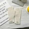 Vista detallada de guantes de punto de color sólido para mujer invierno con textura suave. - 25x9cm / Blanco