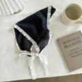 Zwarte driehoekige sjaal met kanten rand, elegante halsdoek en haarband voor stijlvolle outfits. - Eén maat / Zwart