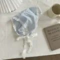 Effen lichtblauwe driehoekige hoofddoek met fijne witte kantrand voor stijlvolle outfits. - Eén maat / Blauw