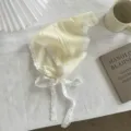 Chique lichtgele driehoekige hoofddoek met delicate witte kantrand en mooie strikbandjes. - Eén maat / Geel