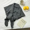 Détail écharpe triangulaire à volants gris foncé, châle d'hiver en tricot et cache-cou mode. - 180*80cm / Gris Moyen