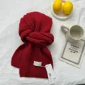 Détail d'écharpe en tricot rouge, texture côtelée douillette, vêtement chaud et élégant. - 160x20cm / Rouge