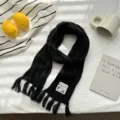 Schwarzer Strick-Fransenschal Detailansicht, gemütliches Winteraccessoire Textur Material. - 150*9cm / Schwarz