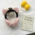 Detailansicht winterlicher Plüsch Katzenohren Ohrenschützer, weich flauschiger Ohrenwärmer. - Einheitsgröße / Rosa