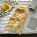 Gelber Strickschal für den Winter mit Fransen und kuscheliger warmer Struktur flachgelegt. - 150*9cm / Gelb