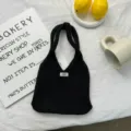 Vue détaillée du sac cabas en tricot noir avec design minimaliste et texture douce. - Taille unique / Noir